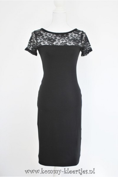 Zwarte jurk met korte mouwen zwarte-jurk-met-korte-mouwen-04_11