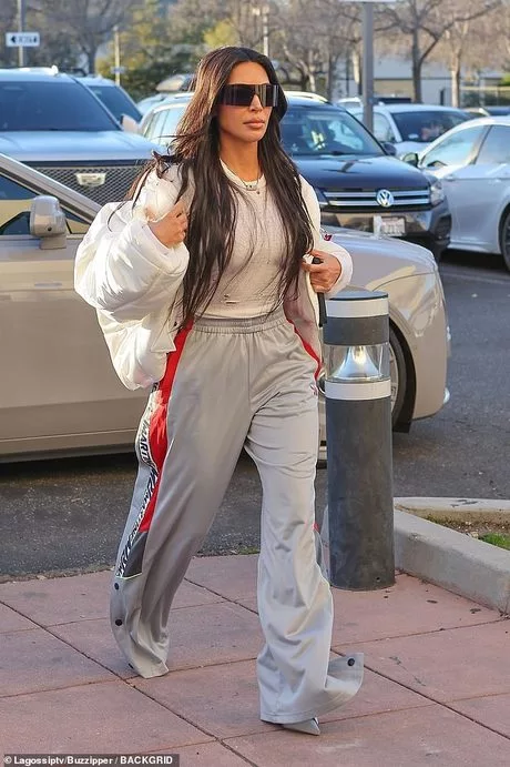 Kim kardashian casual outfits 2023 kim-kardashian-casual-outfits-2023-31_3-14