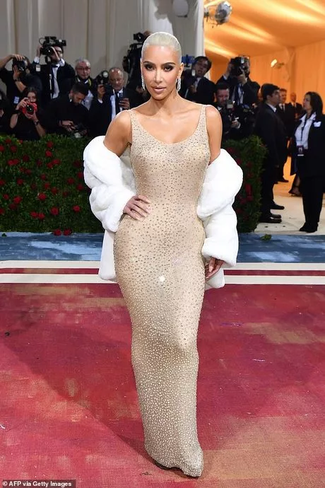 Kim kardashian oscar jurk 2023 kim-kardashian-oscar-jurk-2023-80_9-18
