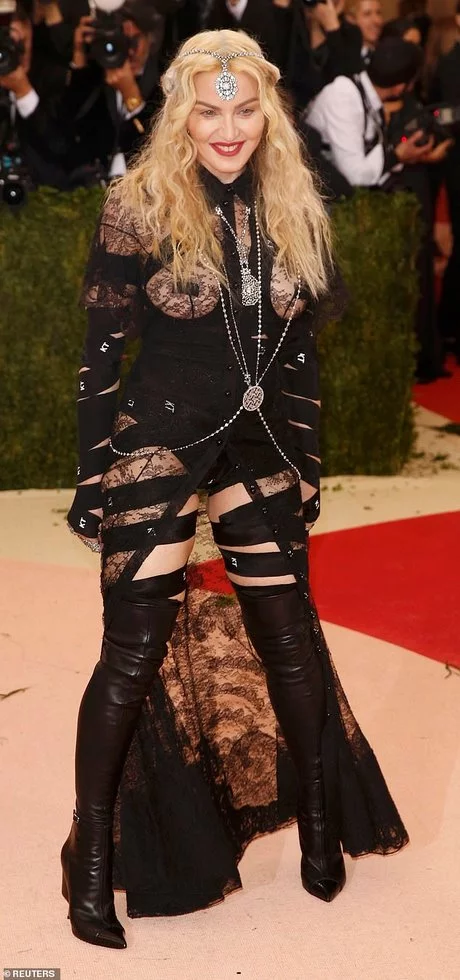 Madonna 2023 met gala jurk madonna-2023-met-gala-jurk-87_15-7