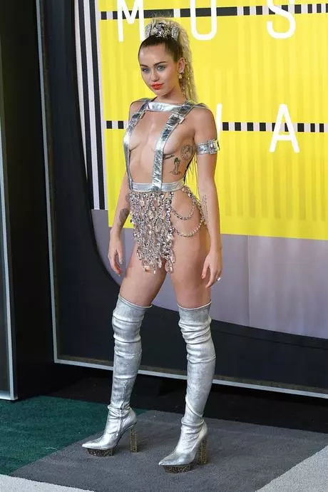 Miley cyrus vma 2023 jurk miley-cyrus-vma-2023-jurk-02_10-2