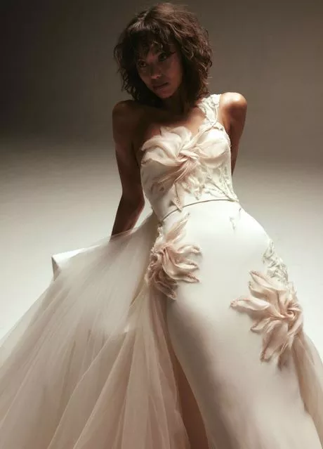 Mooie jurken om te dragen naar een bruiloft 2023 mooie-jurken-om-te-dragen-naar-een-bruiloft-2023-96_13-5