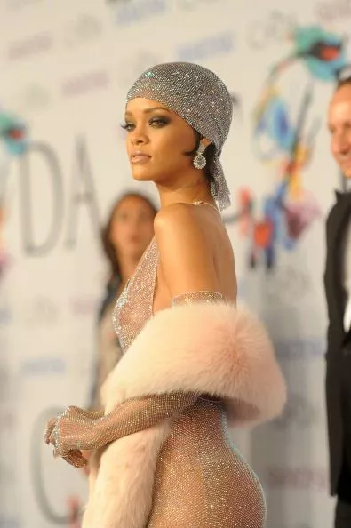 Rihanna 2023 cfda jurk rihanna-2023-cfda-jurk-71_6-14