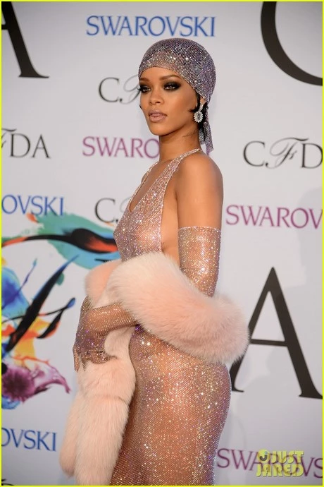 Rihanna 2023 cfda jurk rihanna-2023-cfda-jurk-71_9-17