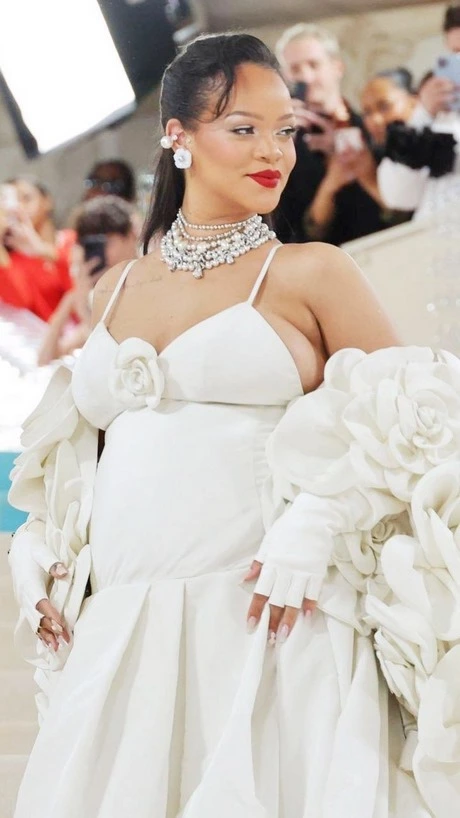 Rihanna 2023 met gala jurk rihanna-2023-met-gala-jurk-04-1