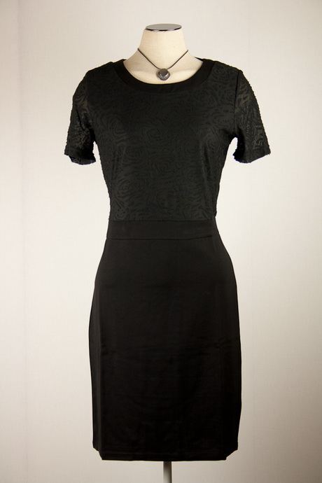 Zwarte jurk met korte mouw zwarte-jurk-met-korte-mouw-13_2