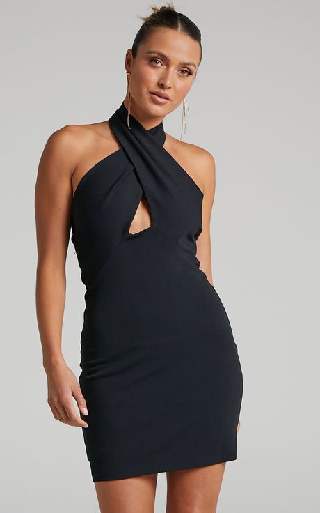 Zwarte jurk met halterhals zwarte-jurk-met-halterhals-39_7