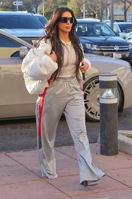Kim kardashian casual outfits 2023 kim-kardashian-casual-outfits-2023-31_11-3