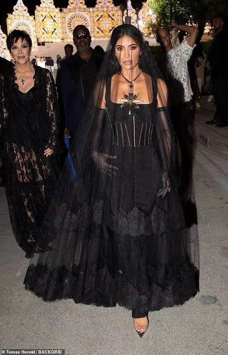 Kim kardashian zwarte jurk 2023 kim-kardashian-zwarte-jurk-2023-56_10-3