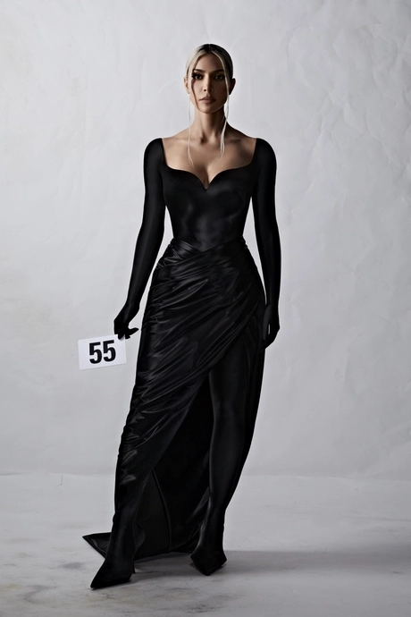 Kim kardashian zwarte jurk 2023 kim-kardashian-zwarte-jurk-2023-56_15-8
