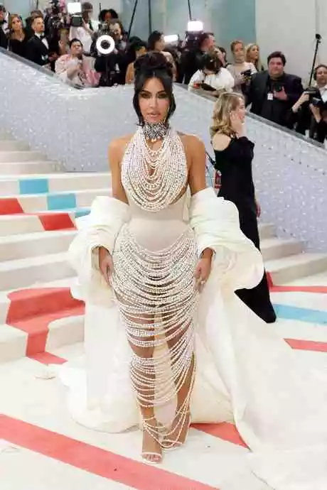 Kim kardashian zwarte jurk 2023 kim-kardashian-zwarte-jurk-2023-56_16-9