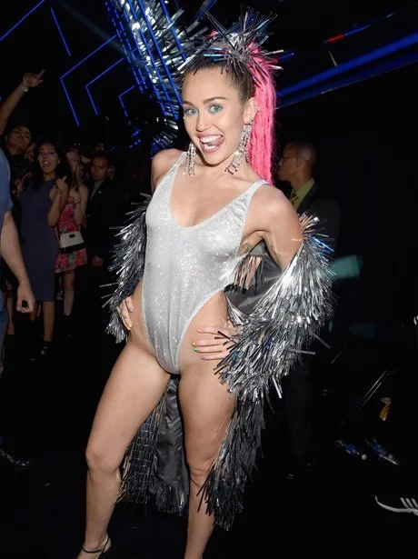 Miley cyrus VMA awards 2023 jurk miley-cyrus-vma-awards-2023-jurk-06_4-11