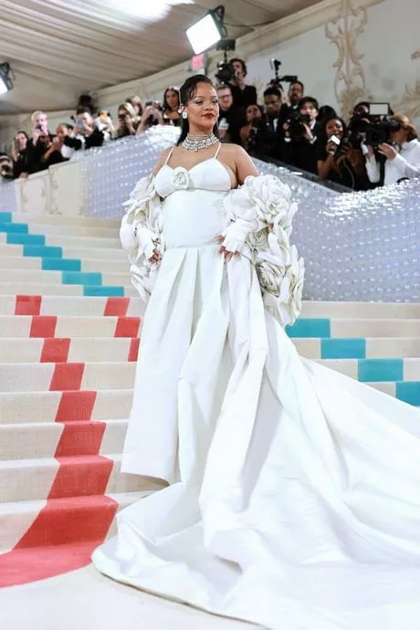 Rihanna 2023 met gala jurk rihanna-2023-met-gala-jurk-04_11-4